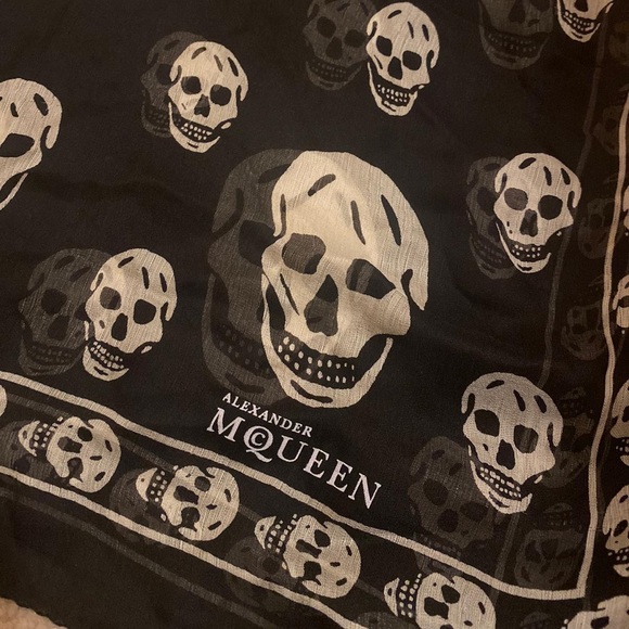 Alexander McQueen black/white scarf - Picture 2 of 3